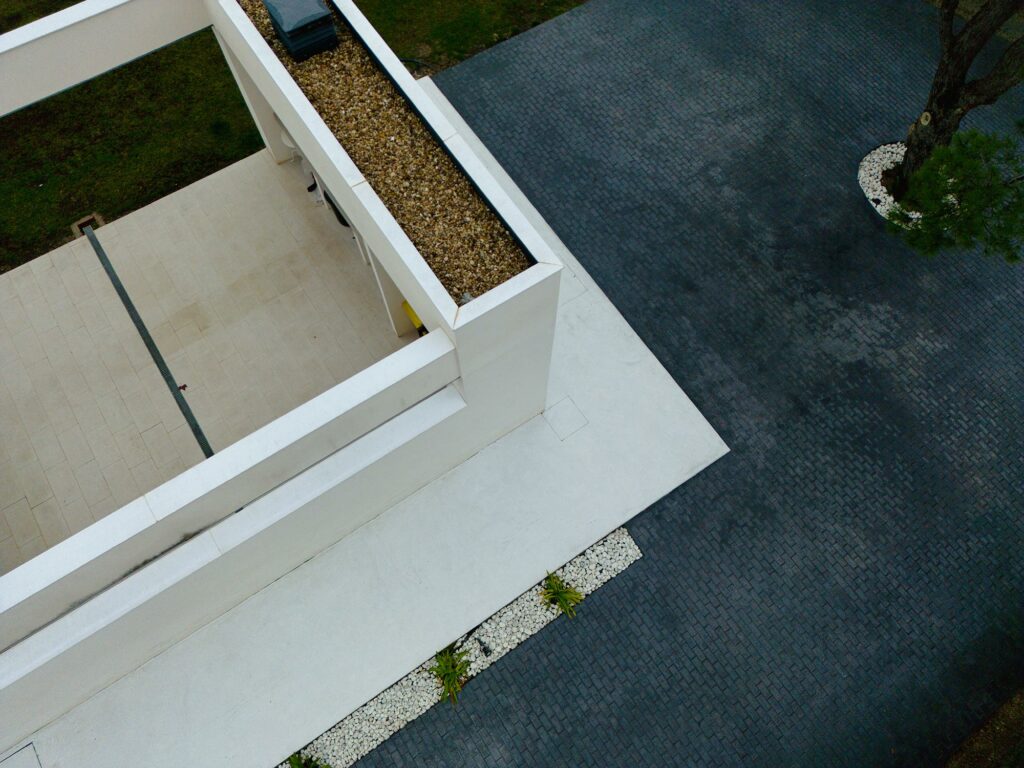 videos hormigón impreso -Suelo blanco y gris con una casa blanca, foto realizada con el Drone